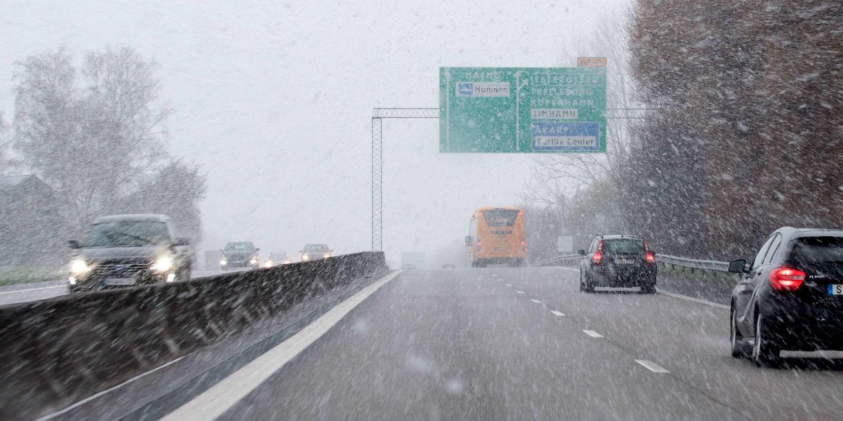 Snöfall över E22 mellan Malmö och Lund i april.