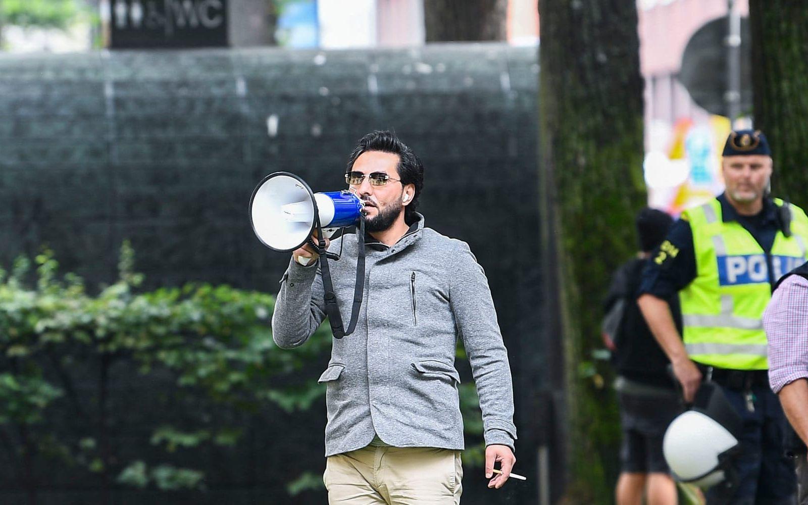Salwan Momika vid en koranbränning i Stockholm tidigare i år. Arkivbild.