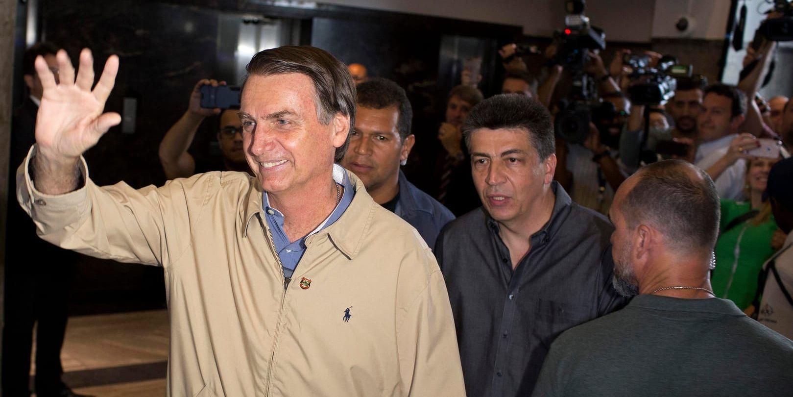 Jair Bolsonaro säger att han bara kan förlora om det valfuskas. Arkivbild från 17 oktober.