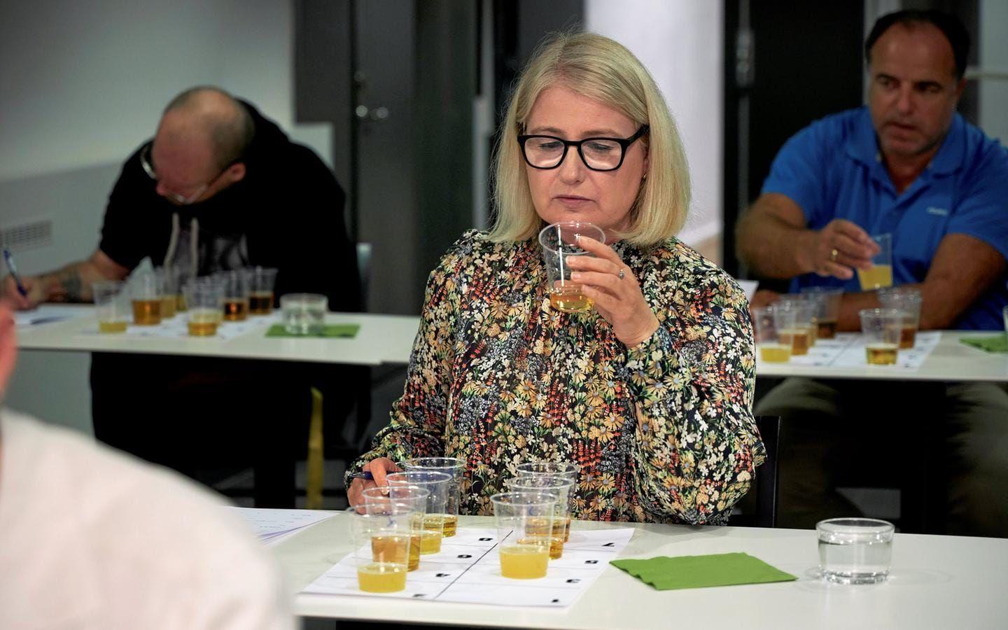 Smaken är alltid viktigast i våra tester med konsumentpanelen. Här bedömer Annika Modig äppeljuice.