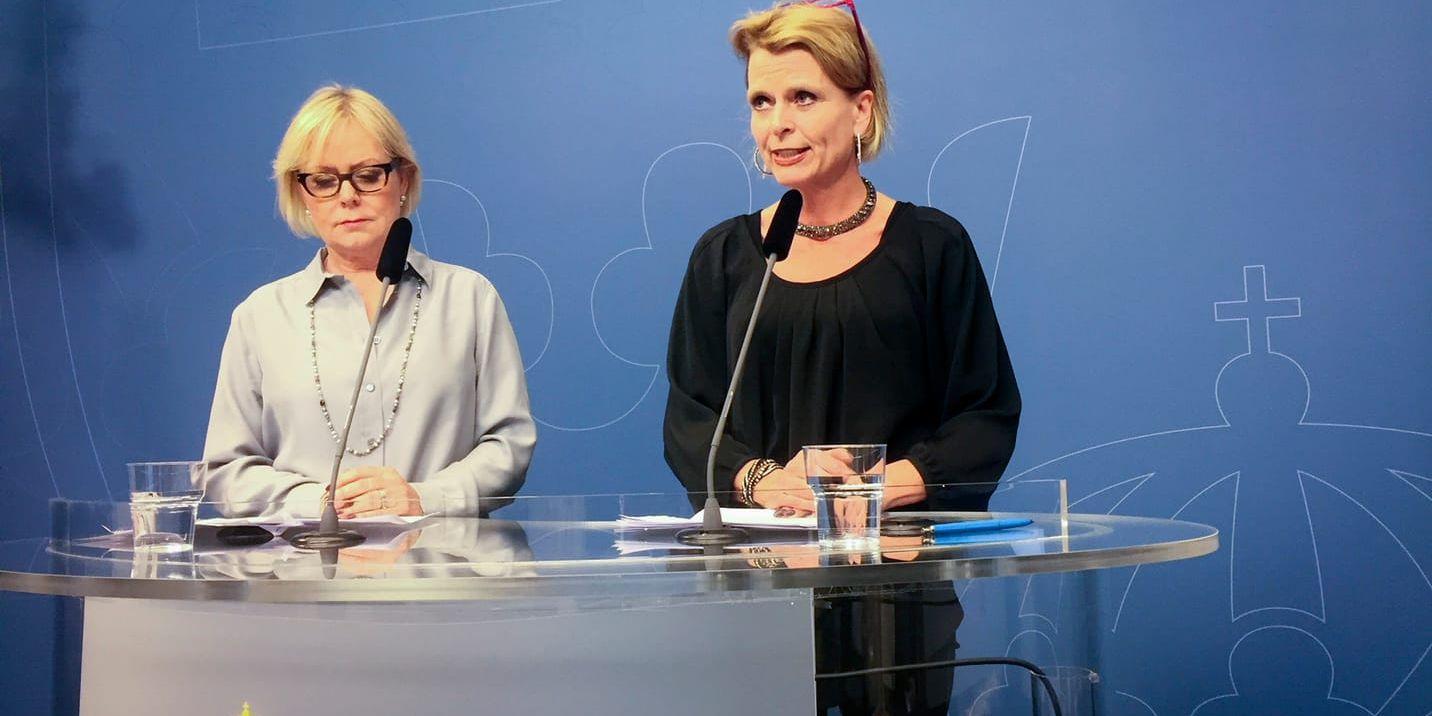 Lena Ag, gd förJämställdhetsmyndigheten, och fd jämställdhetsministern Åsa Regnér under en pressträff i Rosenbad i Stockholm 2017. Arkivbild. 