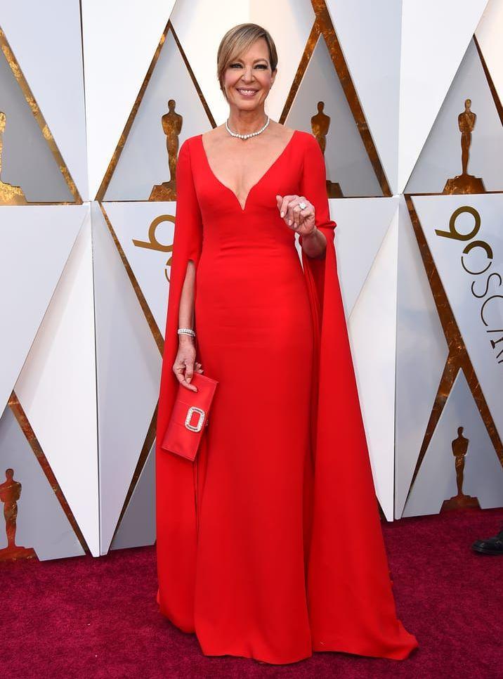 Allison Janney anländer till Oscarsgalan.