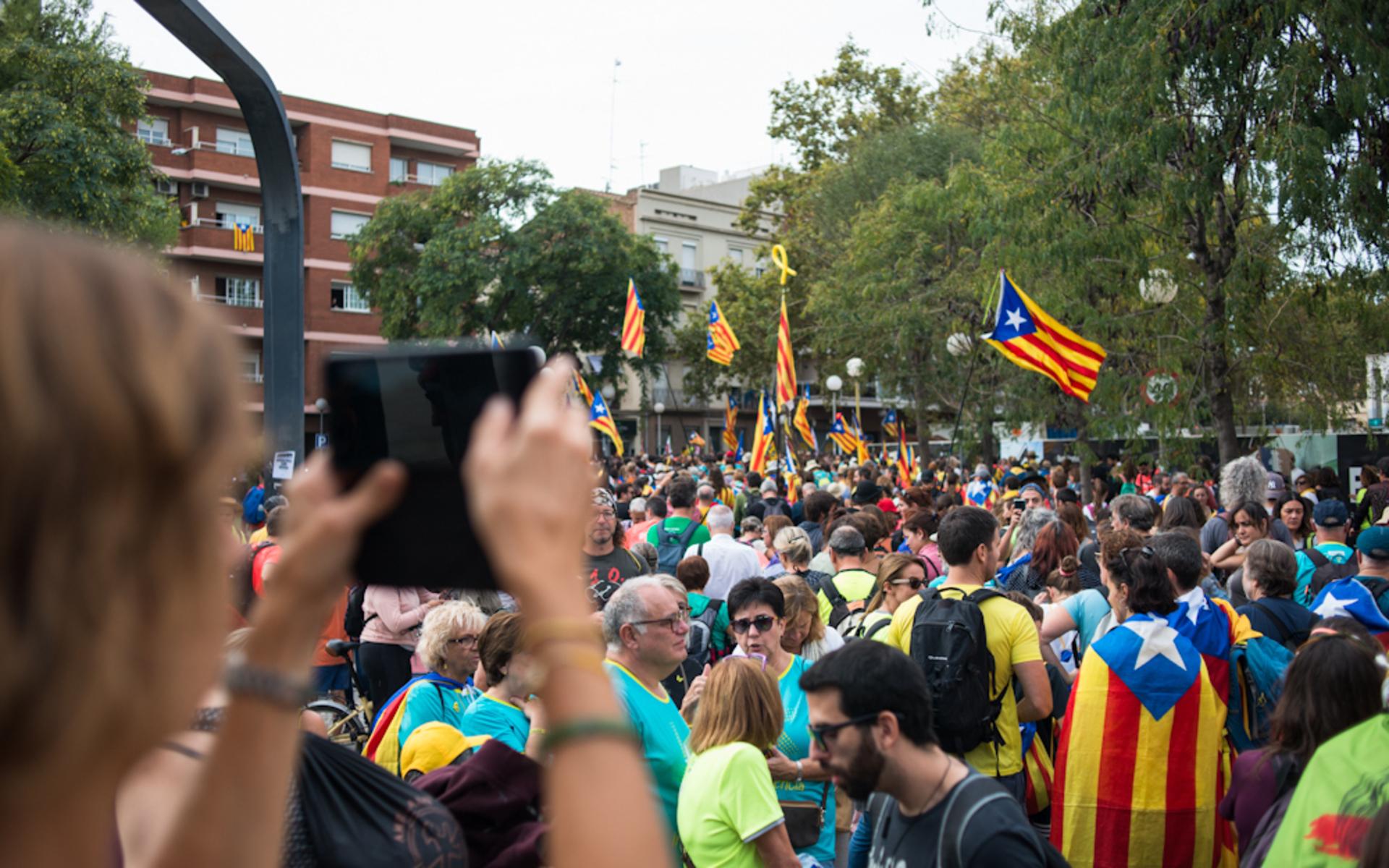 Stora protester väntas när demonstranter samlas för att vandra till Barcelona.
