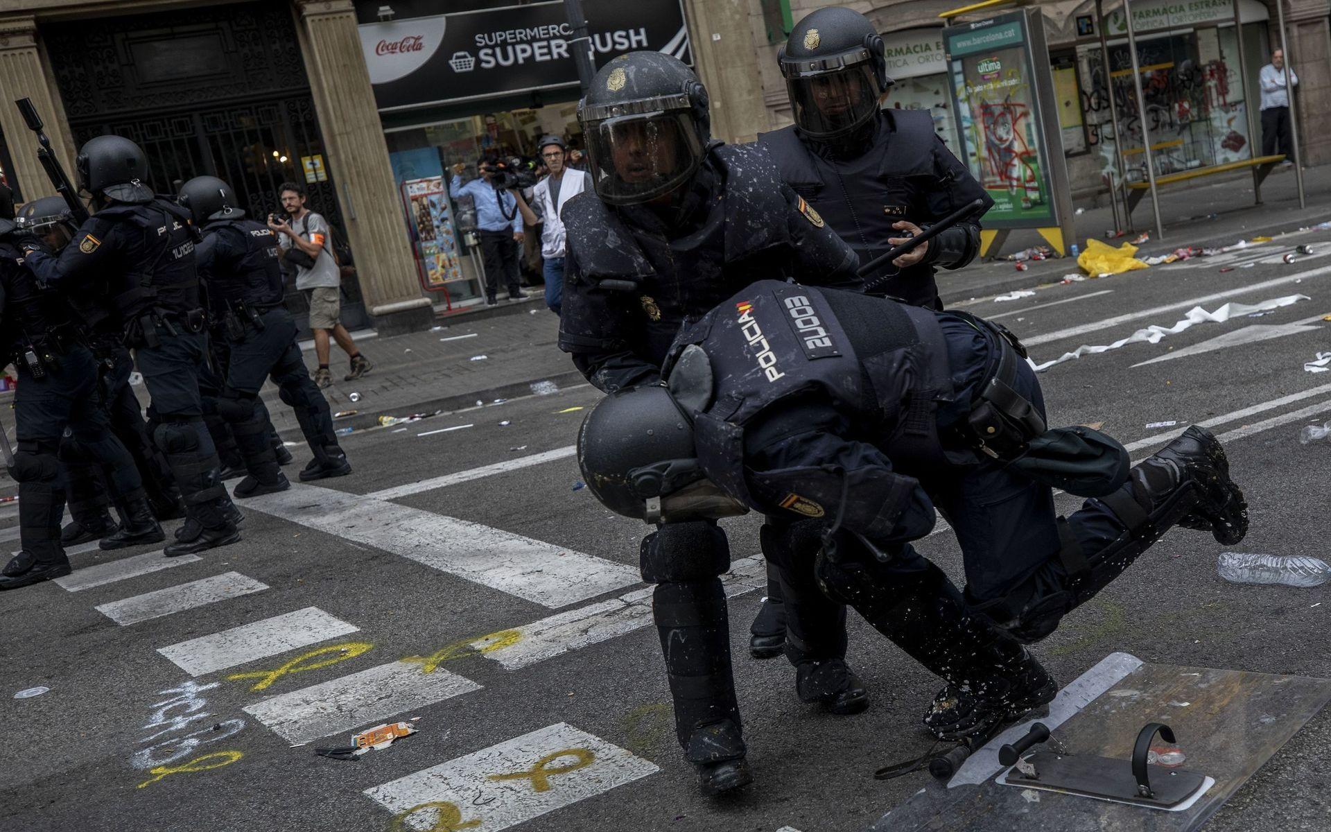 En spansk polis skadades i sammandrabbningarna.