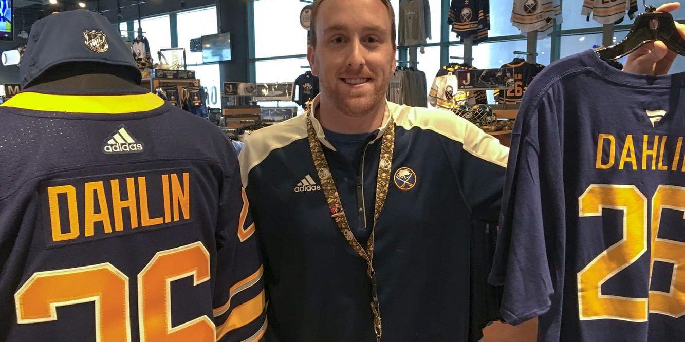 "Vi har sålt massor med matchtröjor och t-shirts med nummer 26 på", säger Kyle Metzger som jobbar i Buffalo Sabres souvenirbutik.