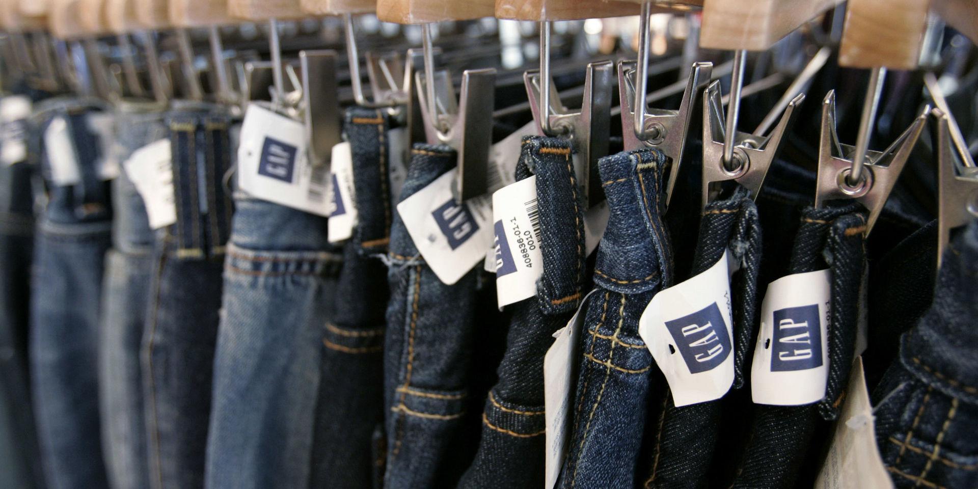 Jeans från Gap i en butik i Palo Alto, Kalifornien. Arkivbild. 