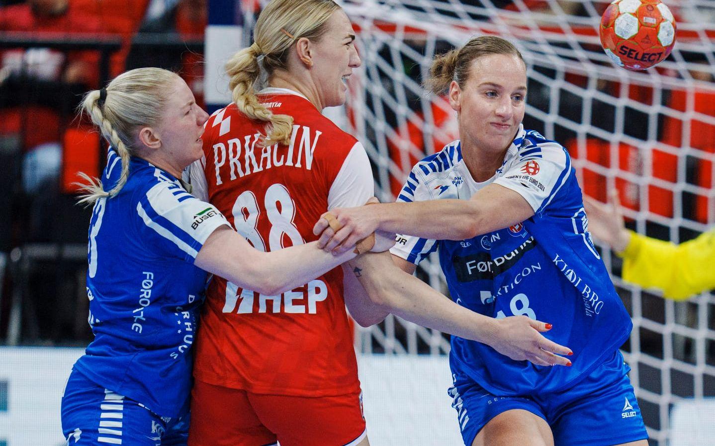 Pernille Brandenborg, till höger, och hennes Färöarna skrällde i handbolls-VM och tog en historisk seger. Arkivbild.