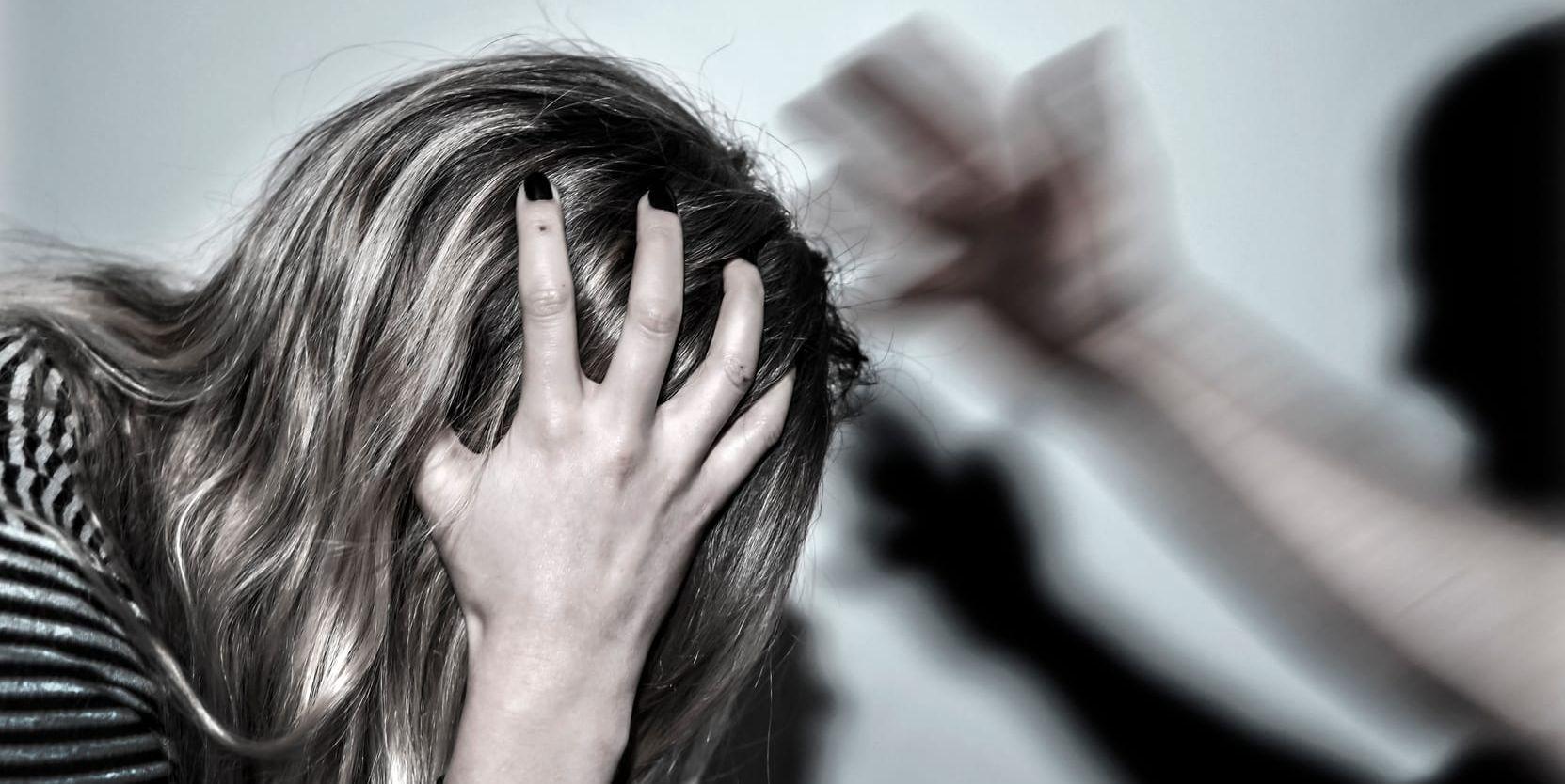 Man som misshandlar kvinna, arrangerad bild.