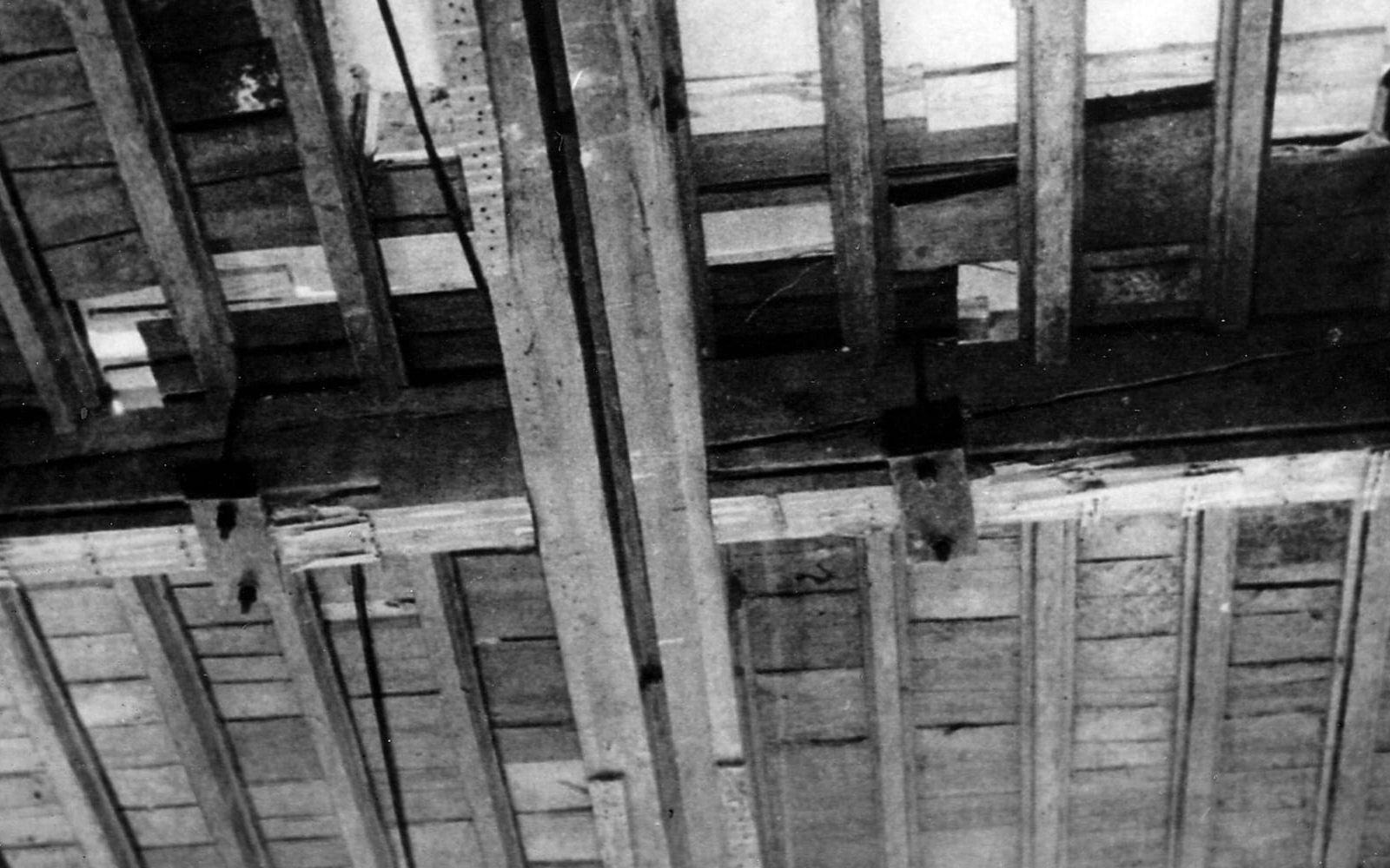 Vita huset var en säkerhetsrisk. Här ser vi en trasig bjälke under Trumans dotter Margarets rum. Tyngden av ett piano hade orsakat skadan. Foto: U.S. National Archives