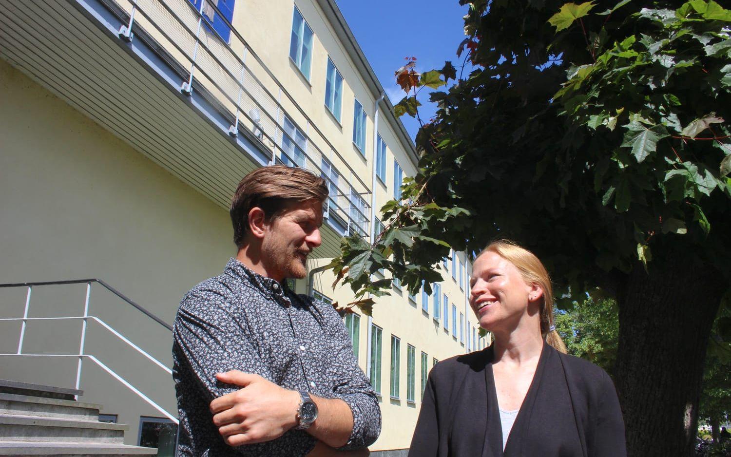 Exploateringsingenjör Magnus Persson och planeringsarkitekt Ida Lennartsson planerar för den framtida centrumutbyggnaden.