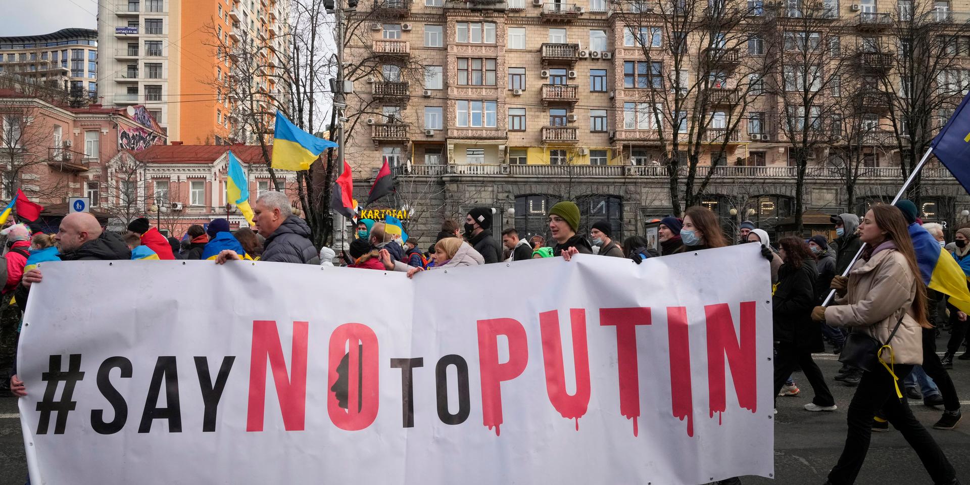 'Säg nej till Putin', står det på en banderoll som hölls upp under en demonstration i Kiev i lördags.