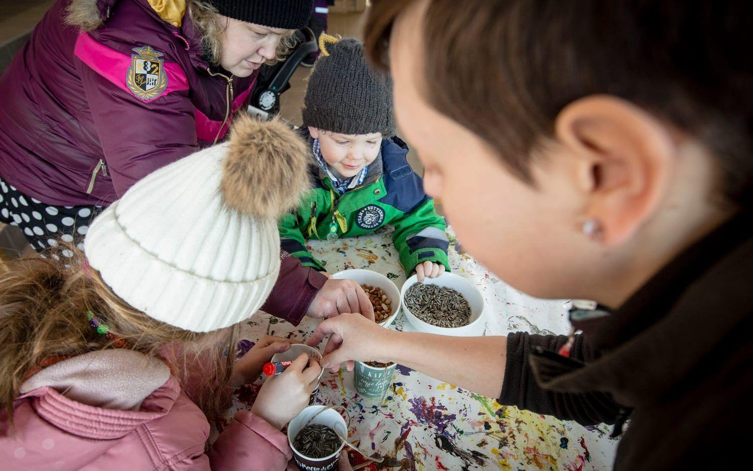 Ivriga kockar. På några minuter skapar Carl, Isabell och deras mamma Cecilia Härsjö från Onsala en slags egentillverkad talgbollsvariant med hjälp av kokosfett, frön och nötter. Bilder: Kajsa Sjölander