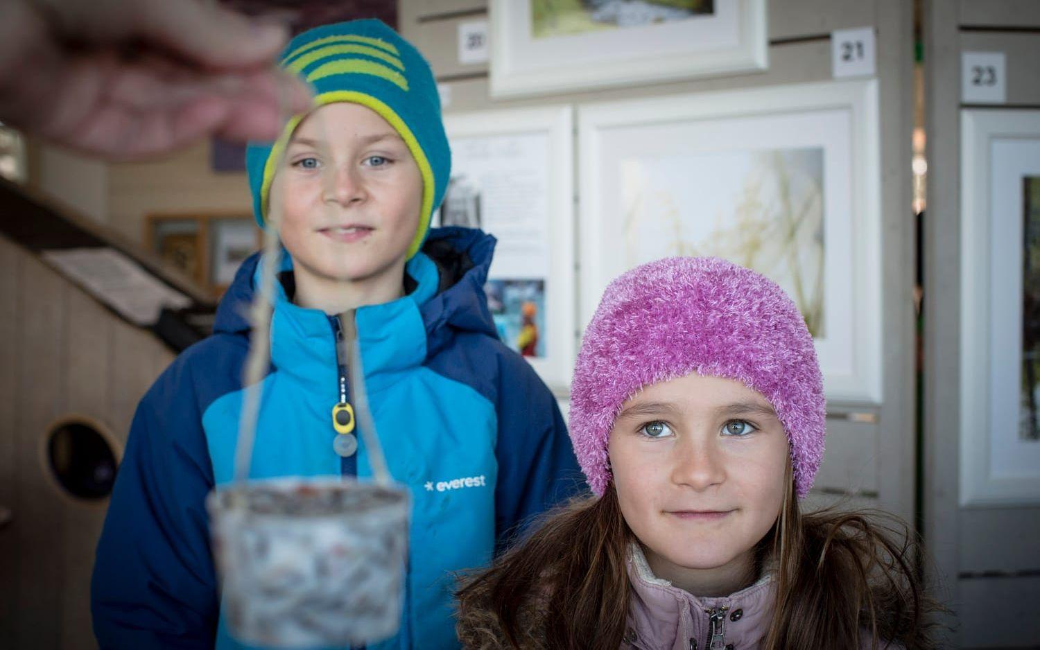 Färdig fågelrätt. Markus och Maja Svensson från Vallda brukar hjälpa fåglarna med mat om vintern.