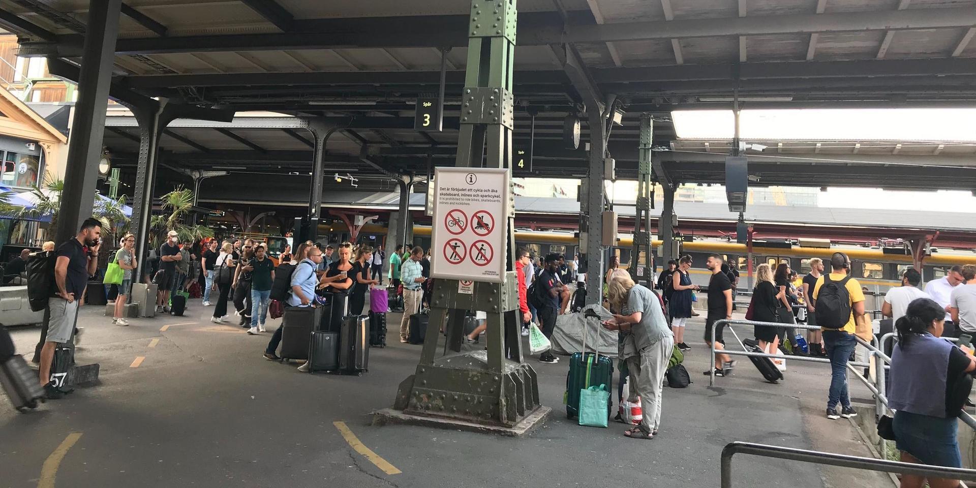 Med anledning av evakueringen av 290 personer och förseningarna därefter råder det trängsel på Göteborgs centralstation. 