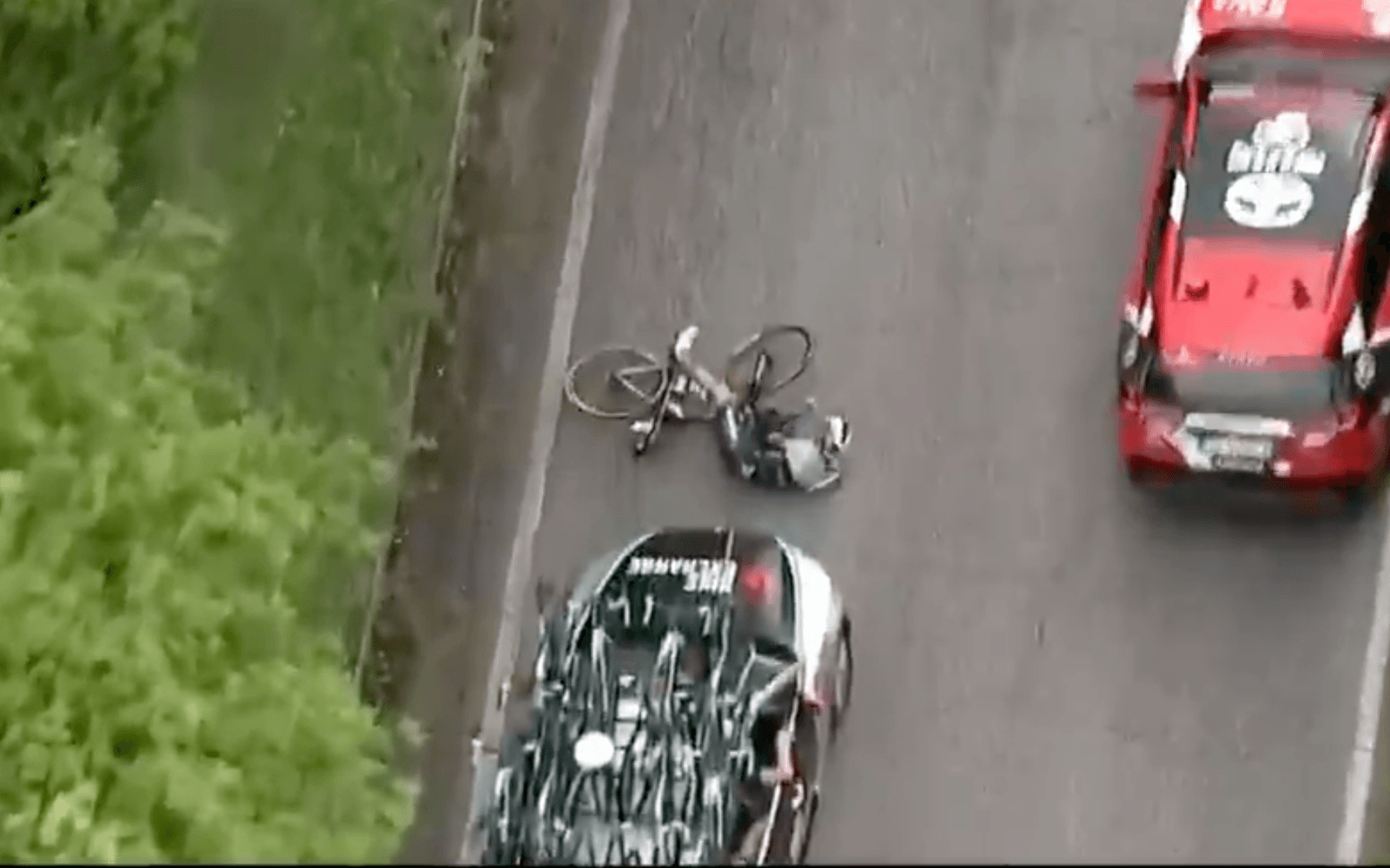 Team BikeExchanges sportchef slängs ur Girot efter händelsen. 