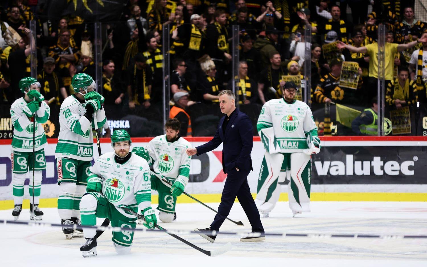 Deppigt hos Leon Bristedt, i förgrunden, och hans lagkamrater i Rögle.