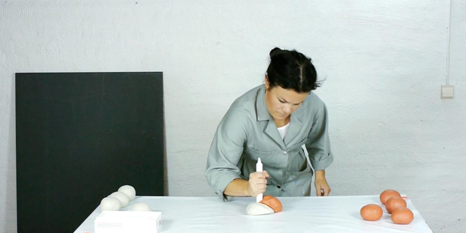 Jenny Nordberg undersöker möjligheten att producera många föremål billigt, men samtidigt bevara deras unika karaktär. Pressbild.