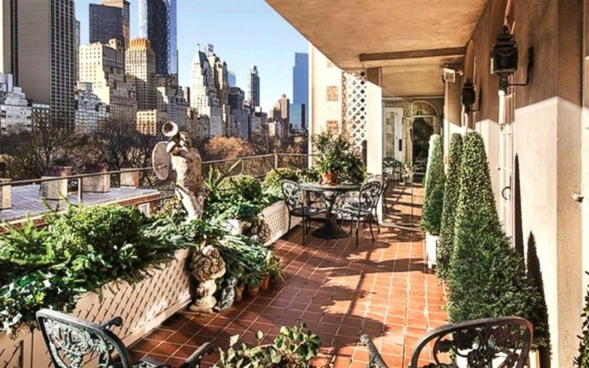 Till våningen finns två stycken terrasser, varav en har utsikt mot Central Park.