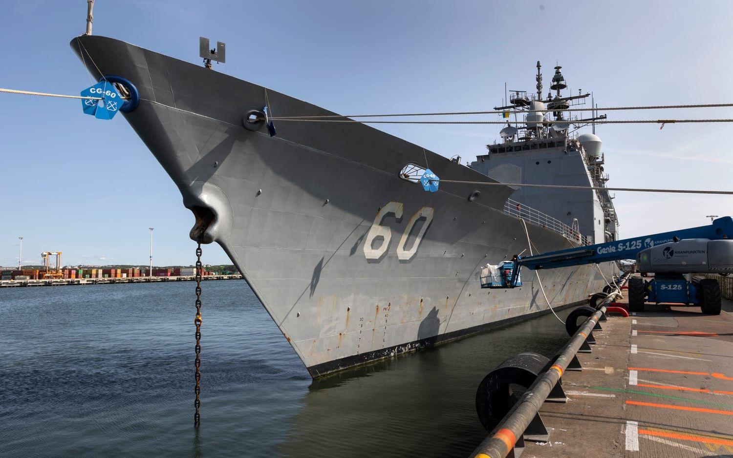 Den amerikanska missilkryssaren USS Normandy som besöker Göteborg får färgen bättrad i hamnen.
