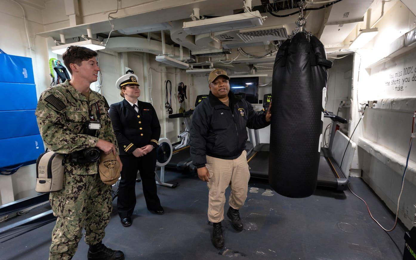 LTJG Elizabeth Armstrong tv, Petty Officer second class Malachi Lakey och XO Commander Anthony Bryant i gymmet.