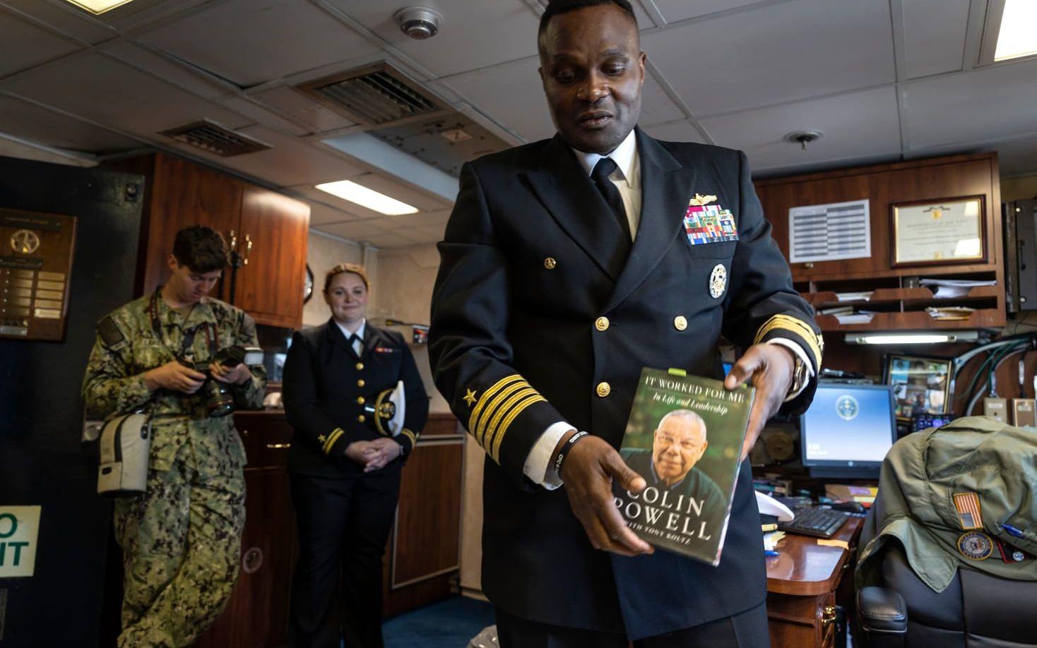 Kapten CO Captain Errol Robinson på den amerikanska missilkryssaren USS Normandy.