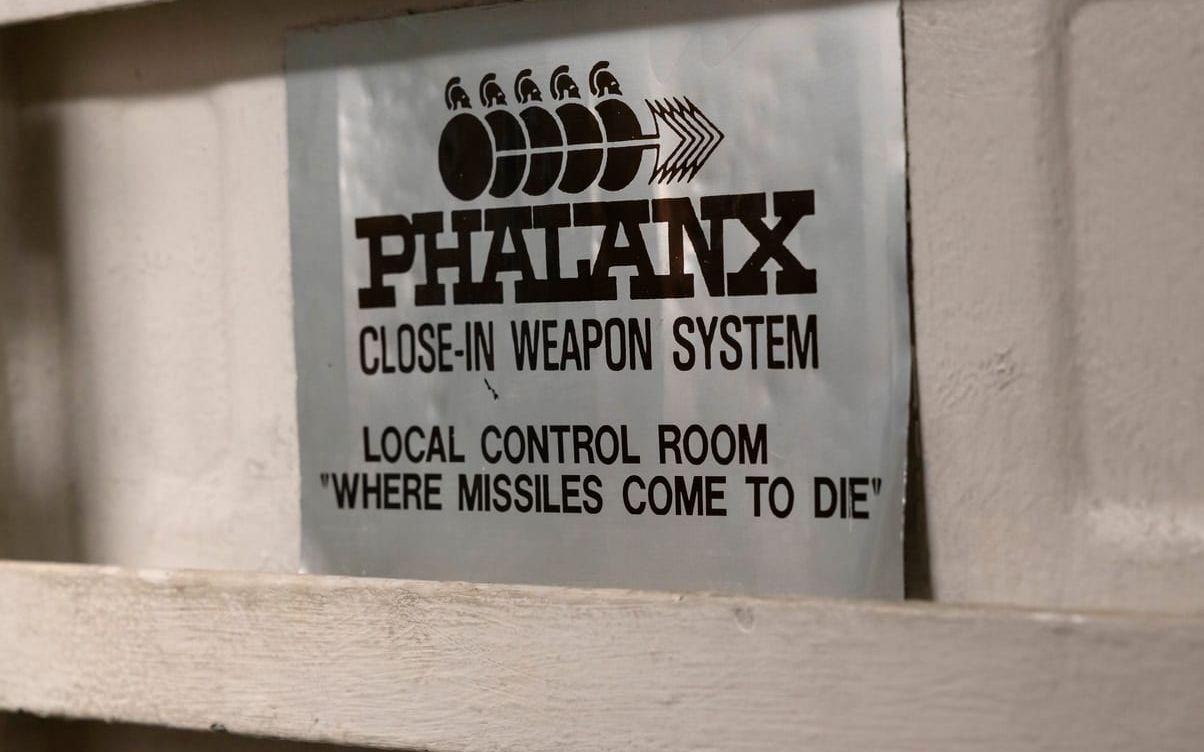 Dörren till kontrollrummet för Phalanx CIWS automatkanonen som är närskyddet mot inkommande missiler.
