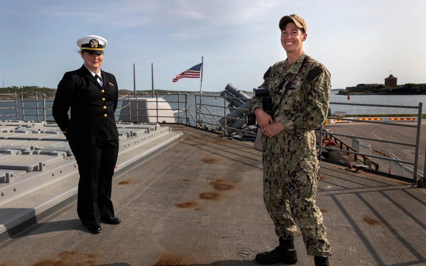  LTJG Elizabeth Armstrong och Petty Officer second class Malachi Lakey ombord på den amerikanska missilkryssaren USS Normandy som besöker Göteborg, i bakgrunden Nya Älvsborgs fästning. 
