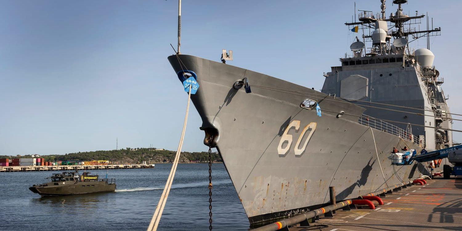 Den amerikanska robotkryssaren USS Normandy. Bakom syns en svensk stridsbåt 90.
