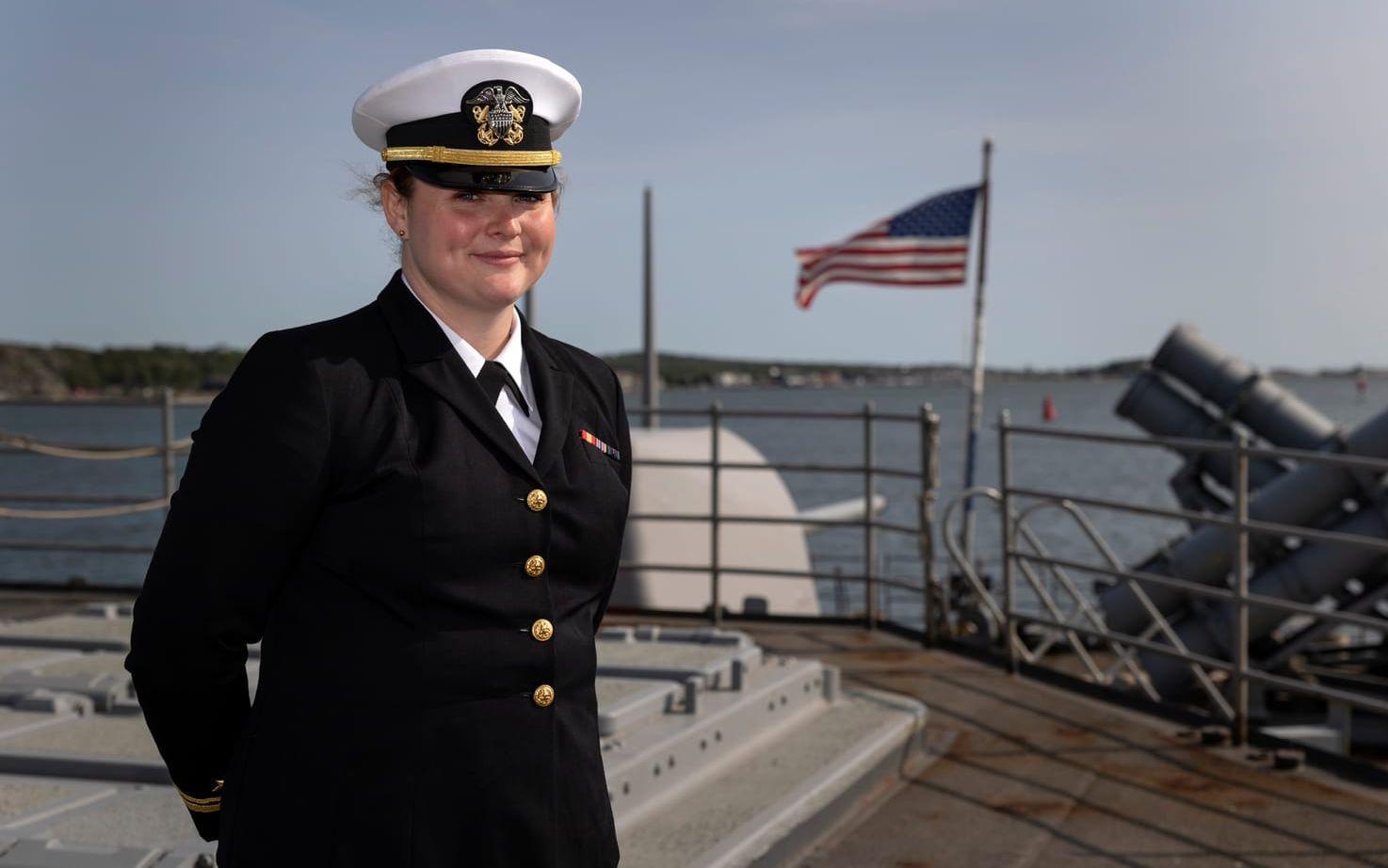 LTJG Elizabeth Armstrong ombord på den amerikanska missilkryssaren USS Normandy-