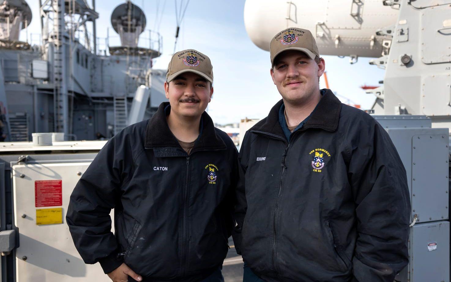 Fire controlman second class Nathan Eddowes  och Fire control man third class Jacob Caton ombord på USS Normandy.