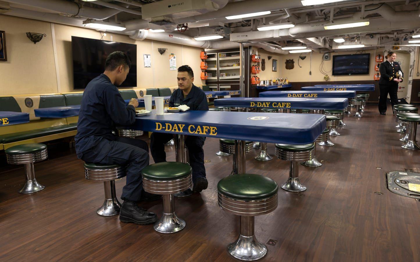 James Stetiady, Sonar tech Guide  och Noel Reyes, retail specialist  i matsalen D-daycafe ombord på den amerikanska missilkryssaren USS Normandy som besöker Göteborg.
