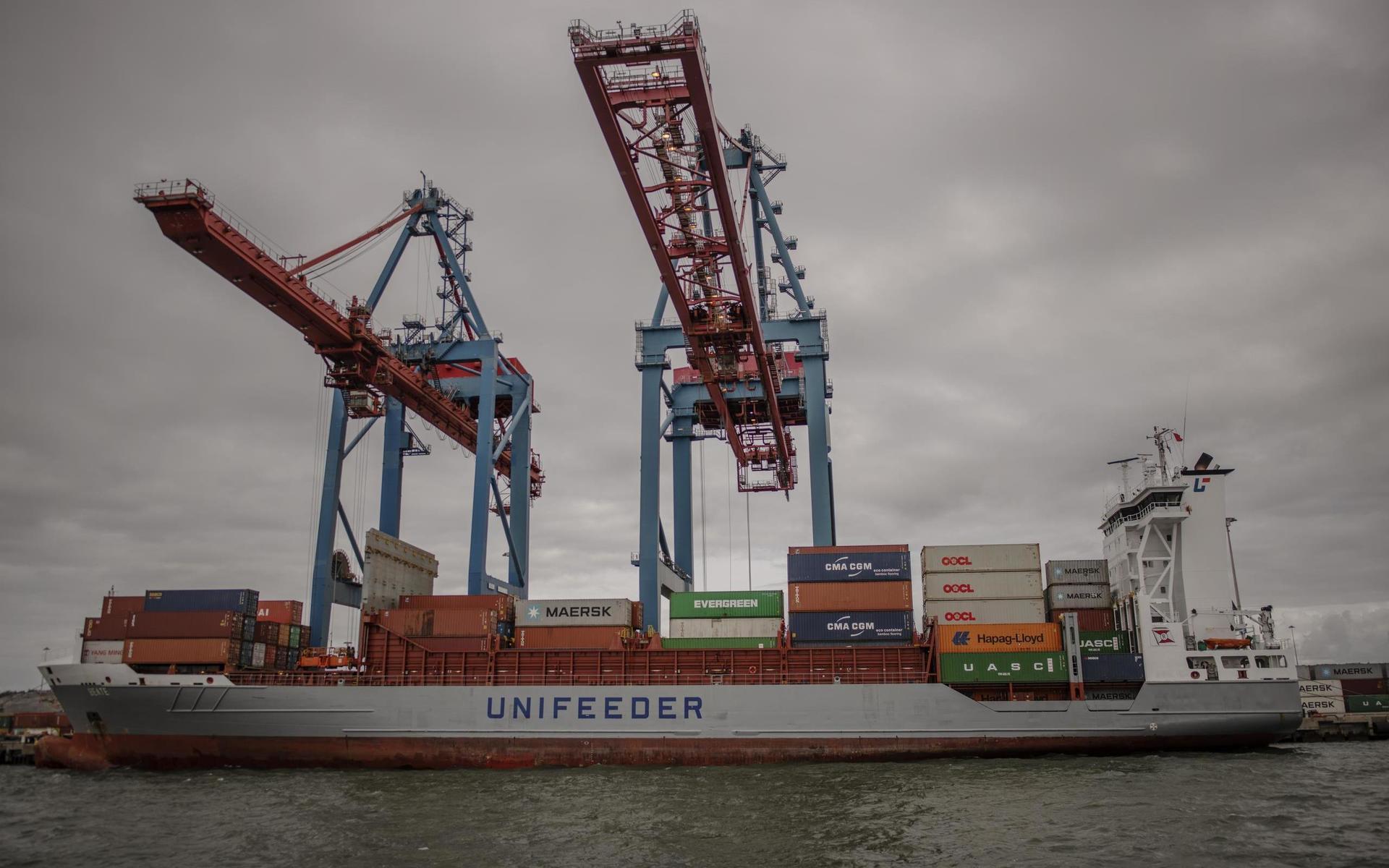 Ett förhållandevis litet containerfartyg – de största är cirka tre gånger större och kan ta uppemot 20 gånger fler containrar än detta.