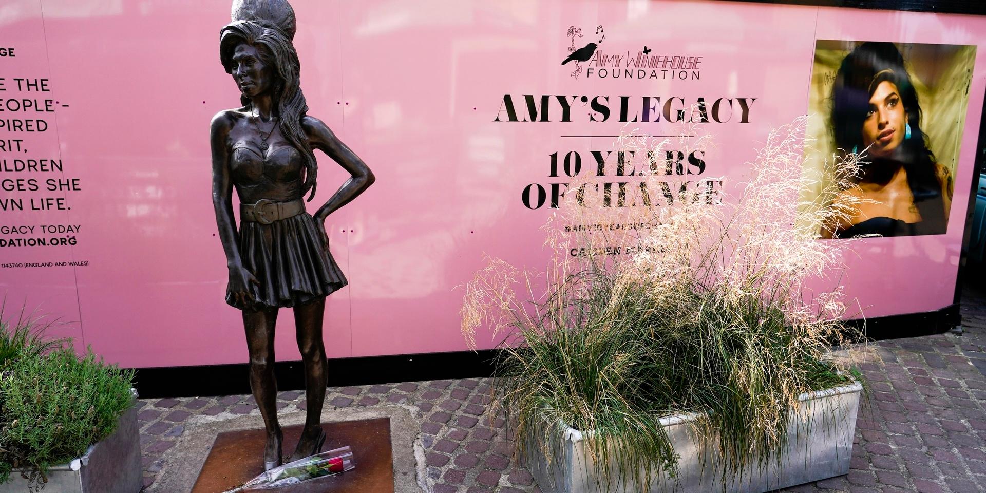 En ensam ros hyllade minnet av Amy Winehouse, tio år efter hennes död. Statyn av den brittiska sångerskan står vid ingången till Camden Market.