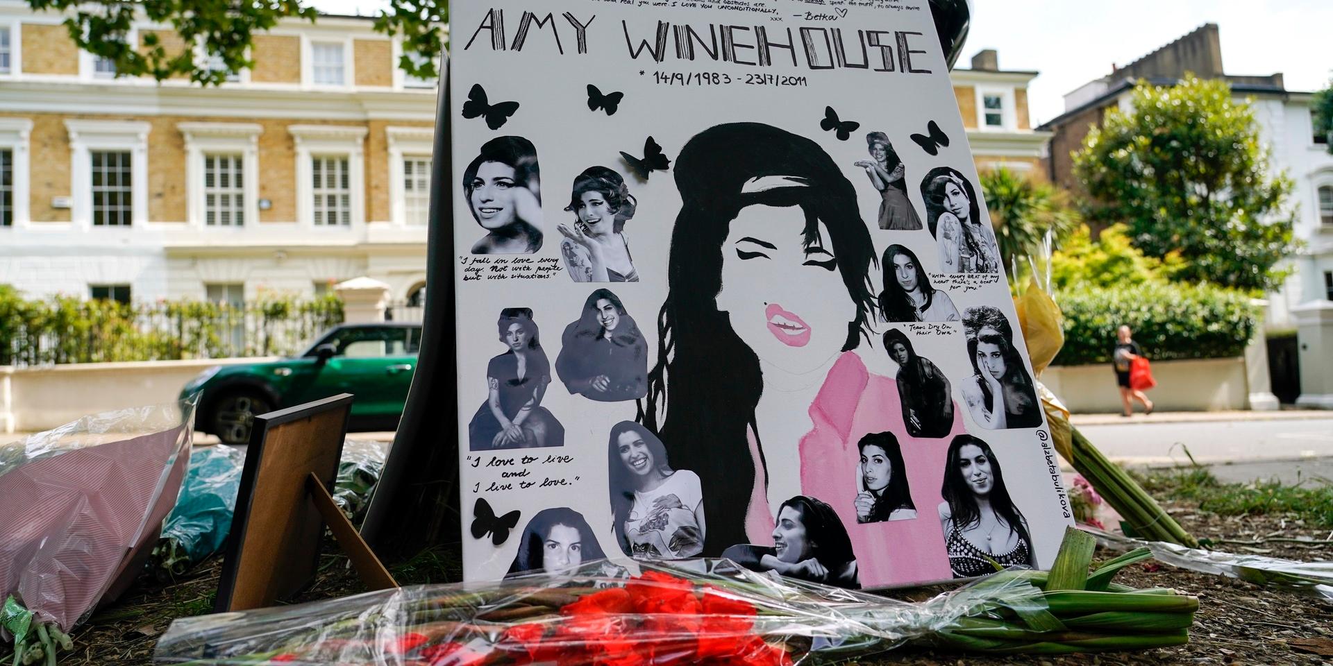 Amy Winehouse hedrades med meddelanden, blommor, ballonger och bilder utanför fastigheten i norra London där hon hittades död i juli 2011.