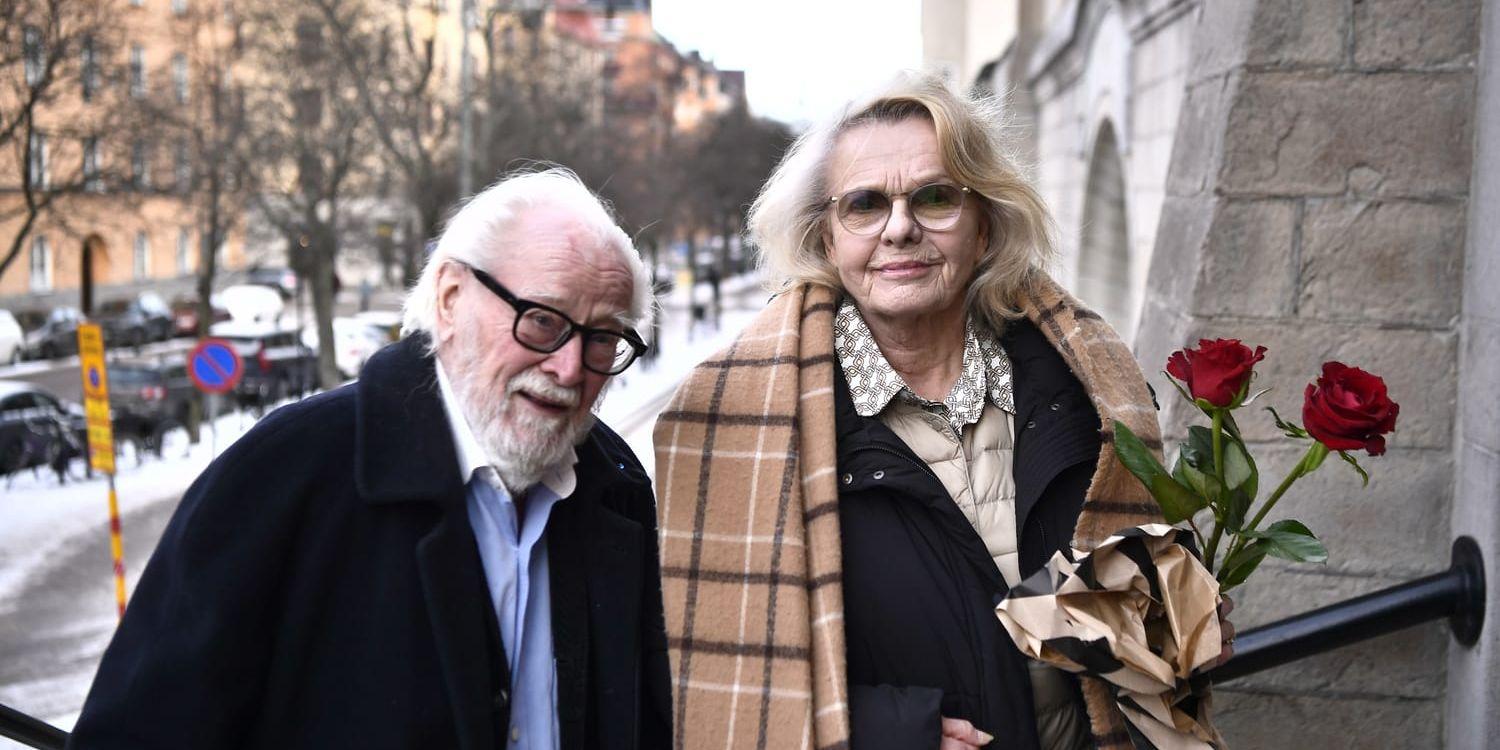 Jan Malmsjö och Marie Göranzon anländer till Lasse Lönndahls begravning i S:t Matteus kyrka I Stockholm.