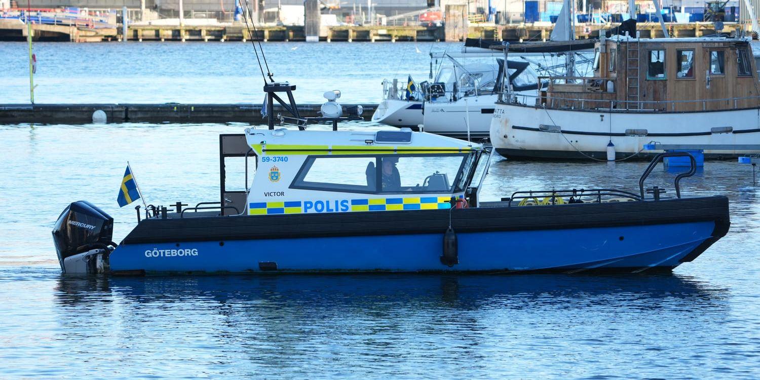 En polisbåt i vattnet.