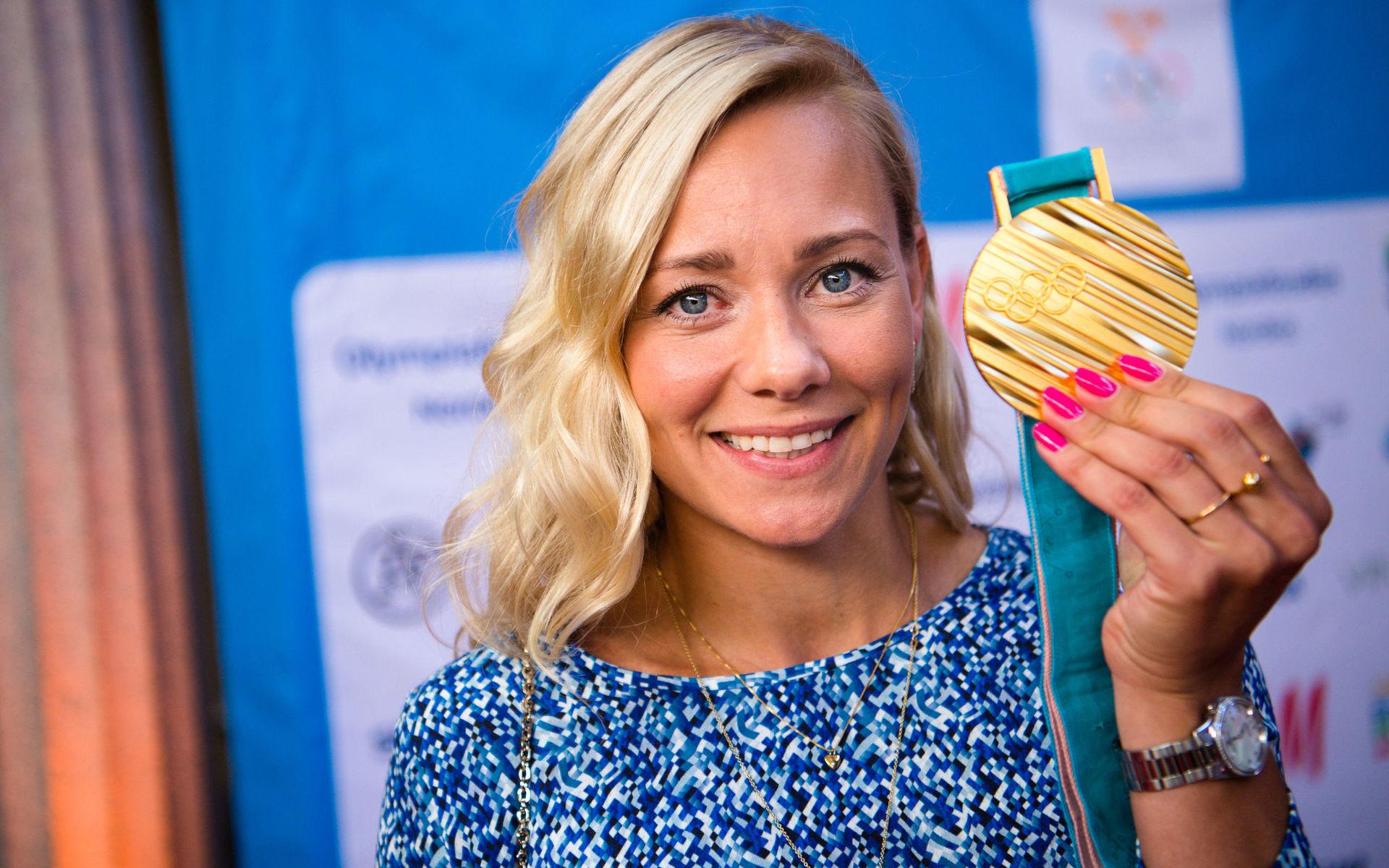 Frida Hansdotter och hennes OS-medalj 2018.