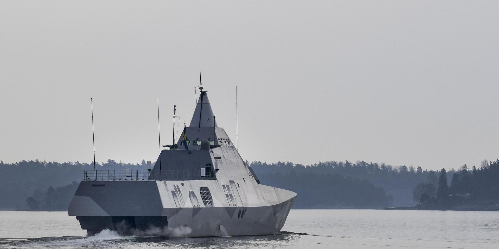 Den svenska militära korvetten Härnösand, av Visby-klass, lämnar hamnen i Berga för en militär ubåtsjaktövning utanför Nynäshamn. Arkivbild.