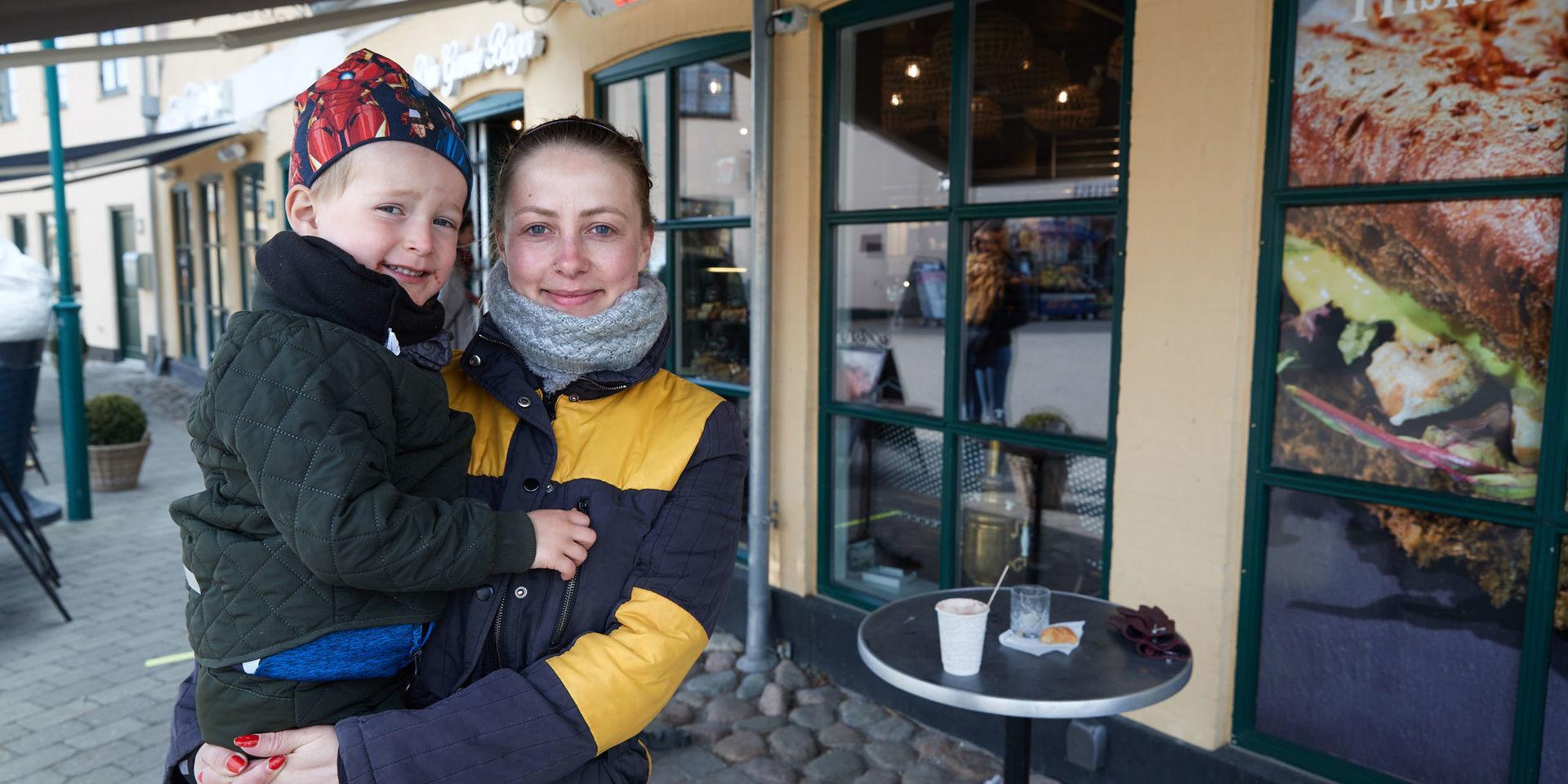 Camilla Lundquist är frisör och eftersom hon ännu inte kan börja arbeta fortsätter hon att vara hemma med sonen Villas, fyra år, trots att förskolan har öppnat igen.