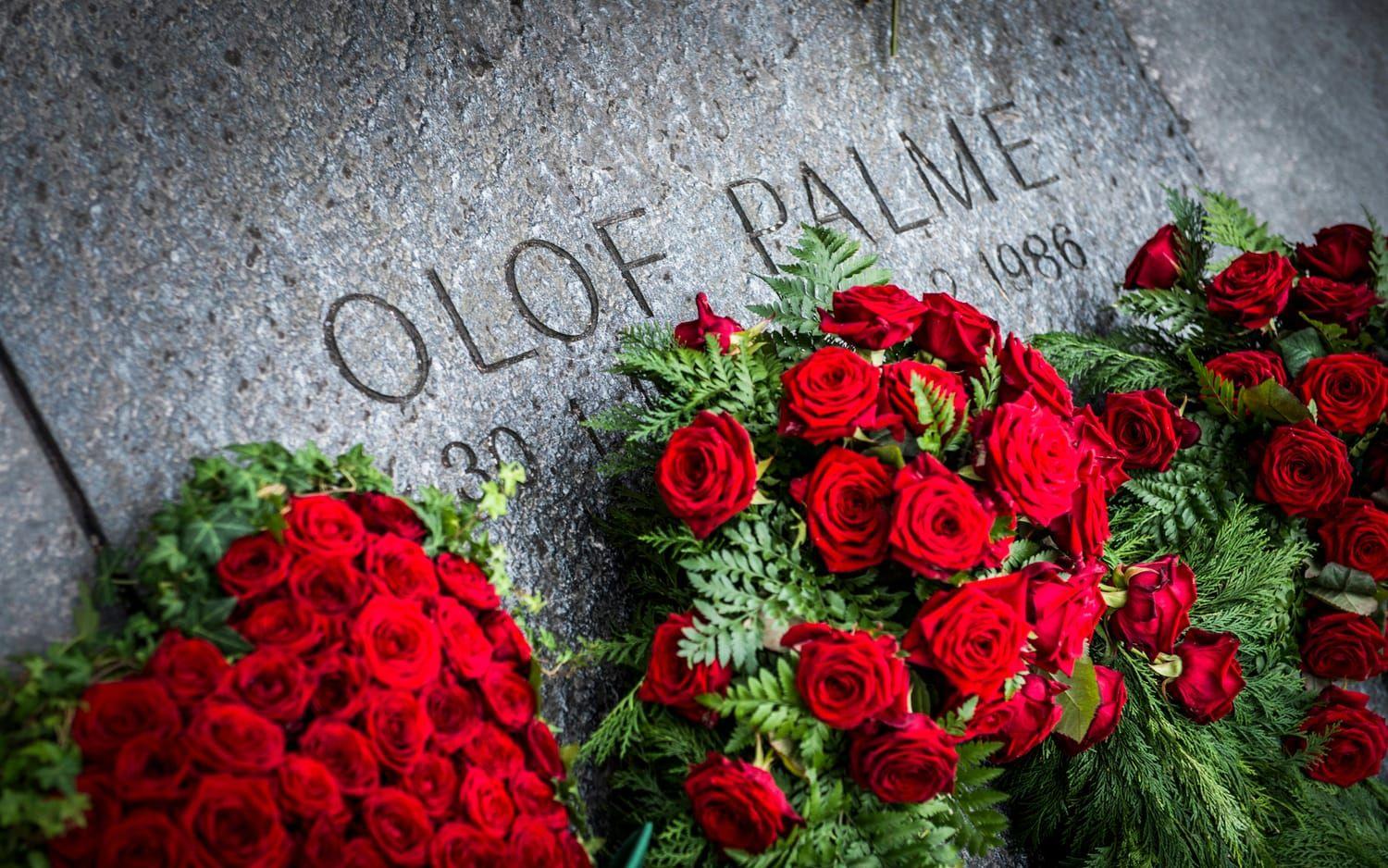 Blommor vid Olof Palmes grav vid den 29:e årsdagen av mordet. 