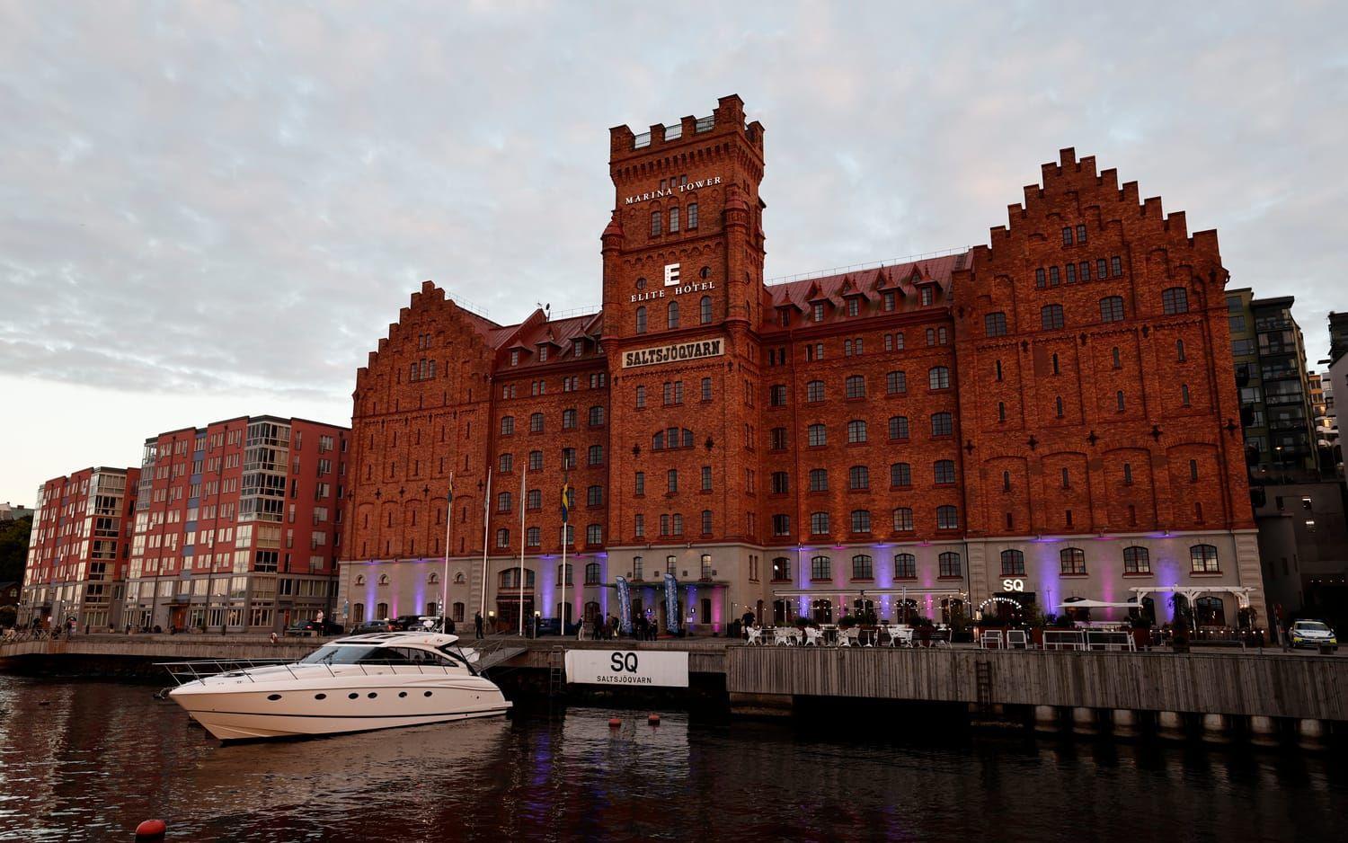 Ett tiotal Sverigedemokrater väljer att ladda upp inför den väntade långa natten med att skåla i en motorbåt modell större, förtöjd bara ett par meter från Elite Hotels ingång. 