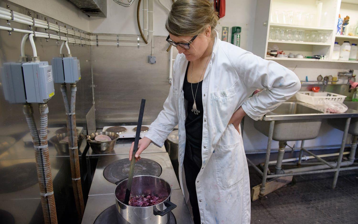 Lina Sofia Lundin är expert på hur man växtfärgar tyger och garner. Här kokar hon ihop rödlöksskal som ger tyget eller garnet en rödbrun nyans. Foto: Jessica Gow/TT