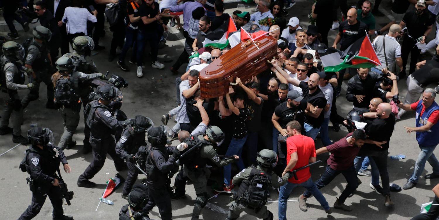 Israeliska styrkor attackerade sörjande i samband med begravningen för den palestinsk-amerikanska reportern Shireen Abu Akleh. 