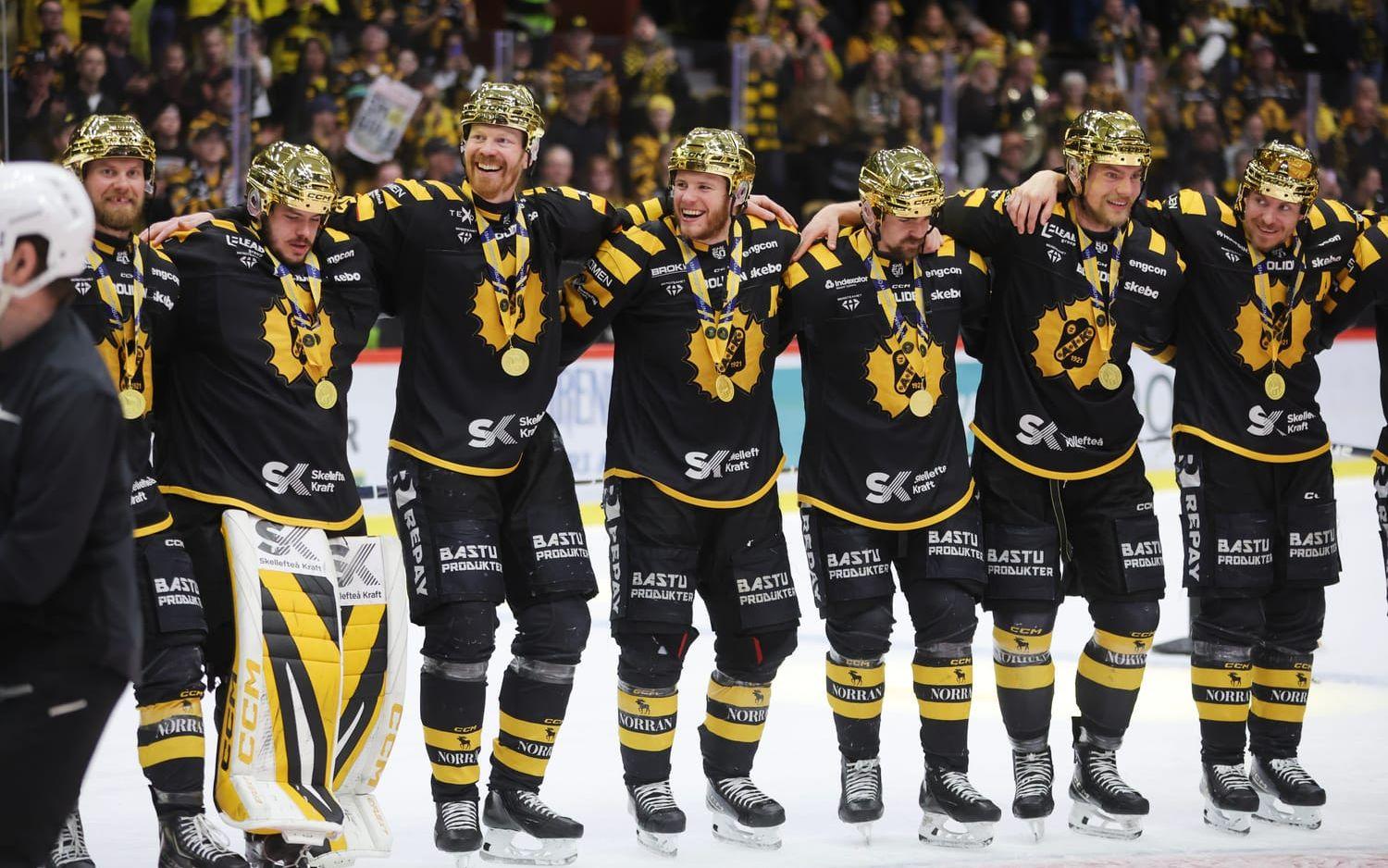Skellefteå med SM-guldmedaljerna efter segern med 4–1 i matcher mot Rögle. 