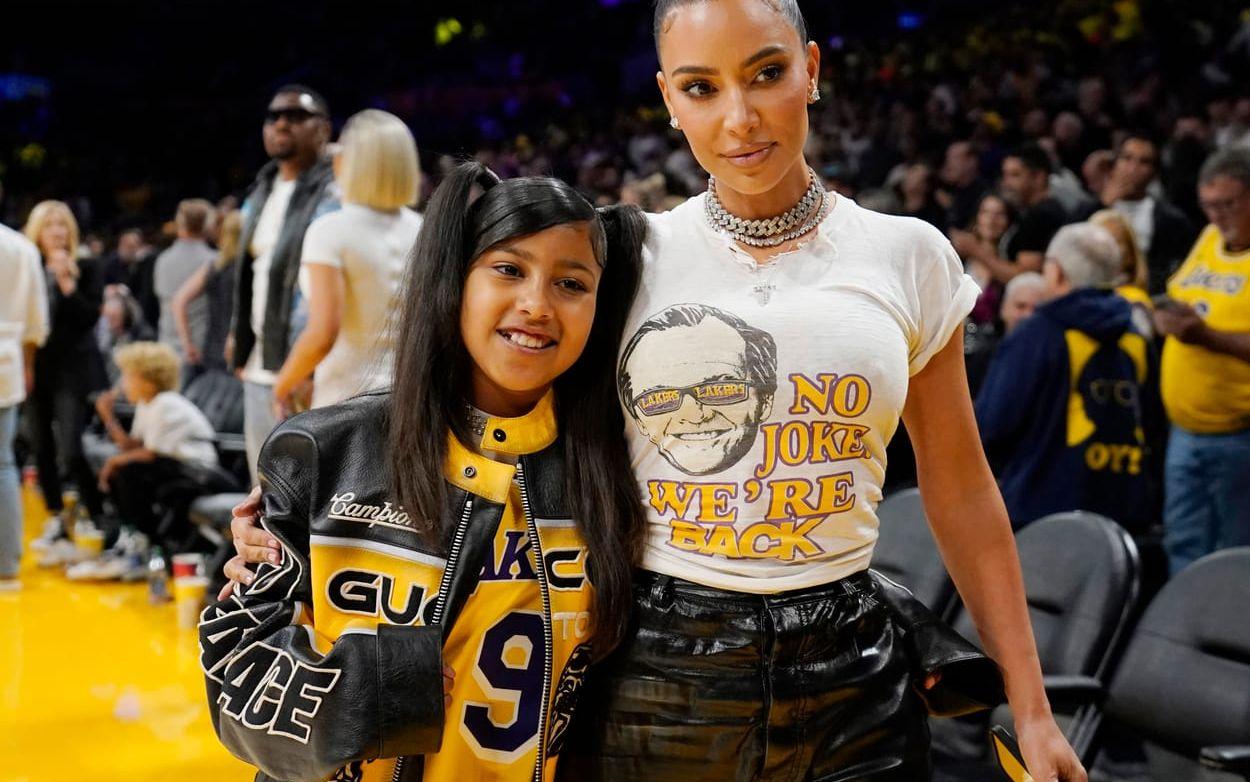 North West tillsammans med sin mamma Kim Kardashian på en basketmatch i Los Angeles 2023. 