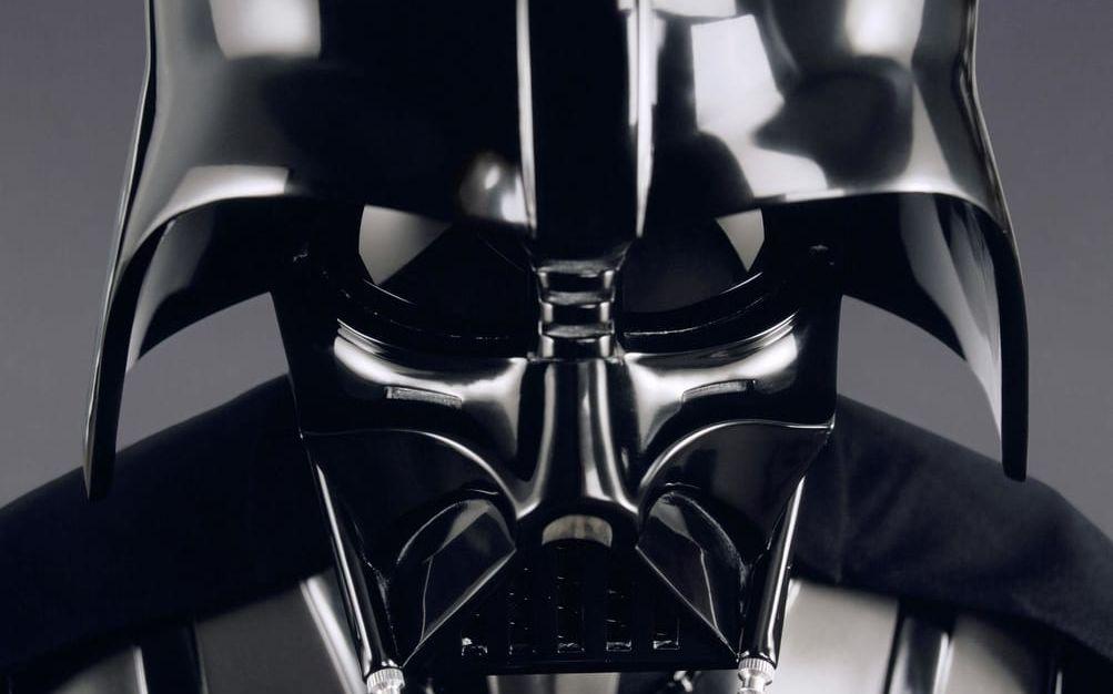 <strong>DARTH VADER VAR EN PRISJÄGARE.</strong> Från början var Darth Vader bara en prisjägare som bistod den onde Prins Valorum. George Lucas ville utveckla Darth Vader och göra honom ondare. "Jag delade på honom och det var ur de här tidiga idéerna av en prisjägare som Boba Fett föddes", har George Lucas <a href="https://laughingsquid.com/original-concept-artwork-for-the-infamous-star-wars-bounty-hunter-boba-fett/">sagt</a>.  Foto: Stella