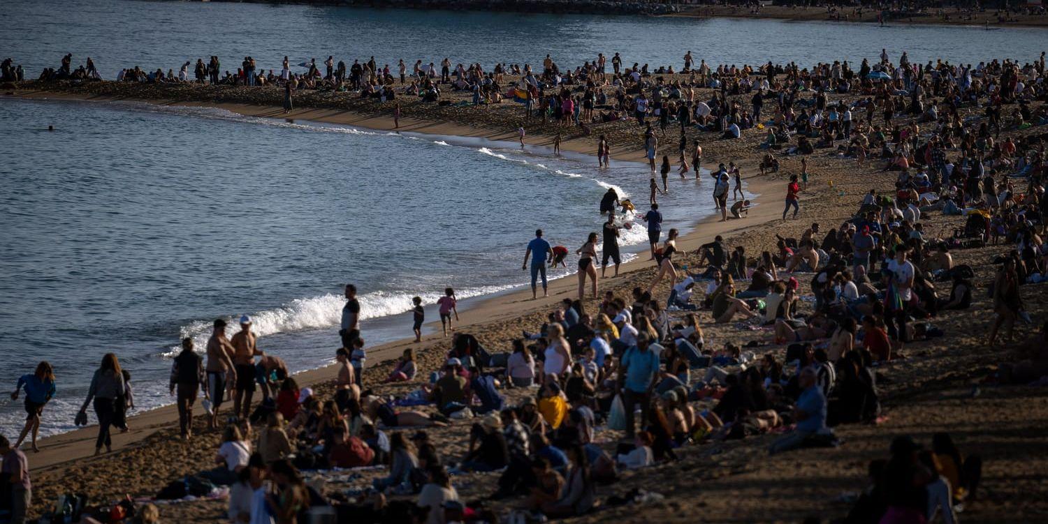 Fullsmockad strand i Barcelona söndagen den 12 mars. Spanien har haft sommartemperaturer på flera håll i landet under mars månad.
