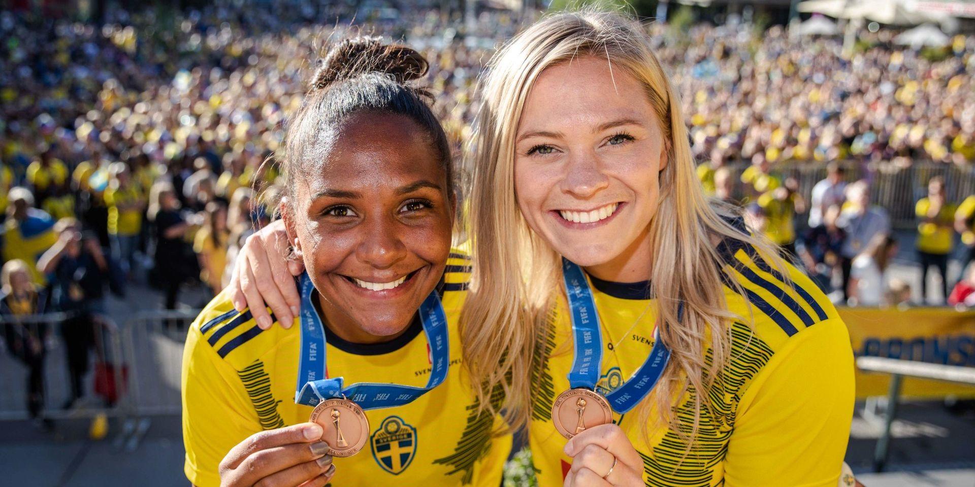 Madelen Janogy och Fridolina Rolfö under firandet av VM-bronset.