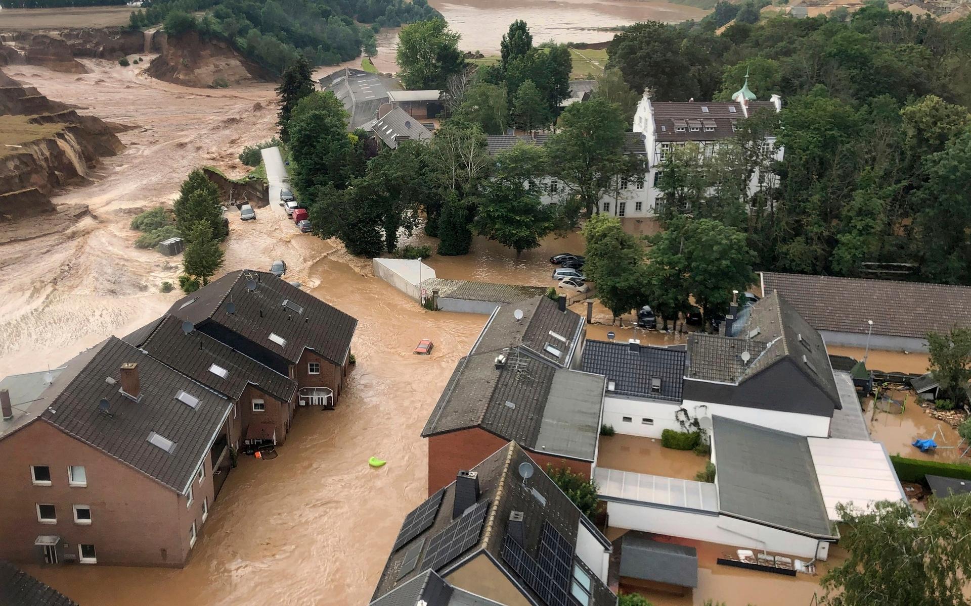 Räddningstjänst ryckte ut till staden Erftstadt under fredagen för att hjälpa folk som fastnat i sina hem. 