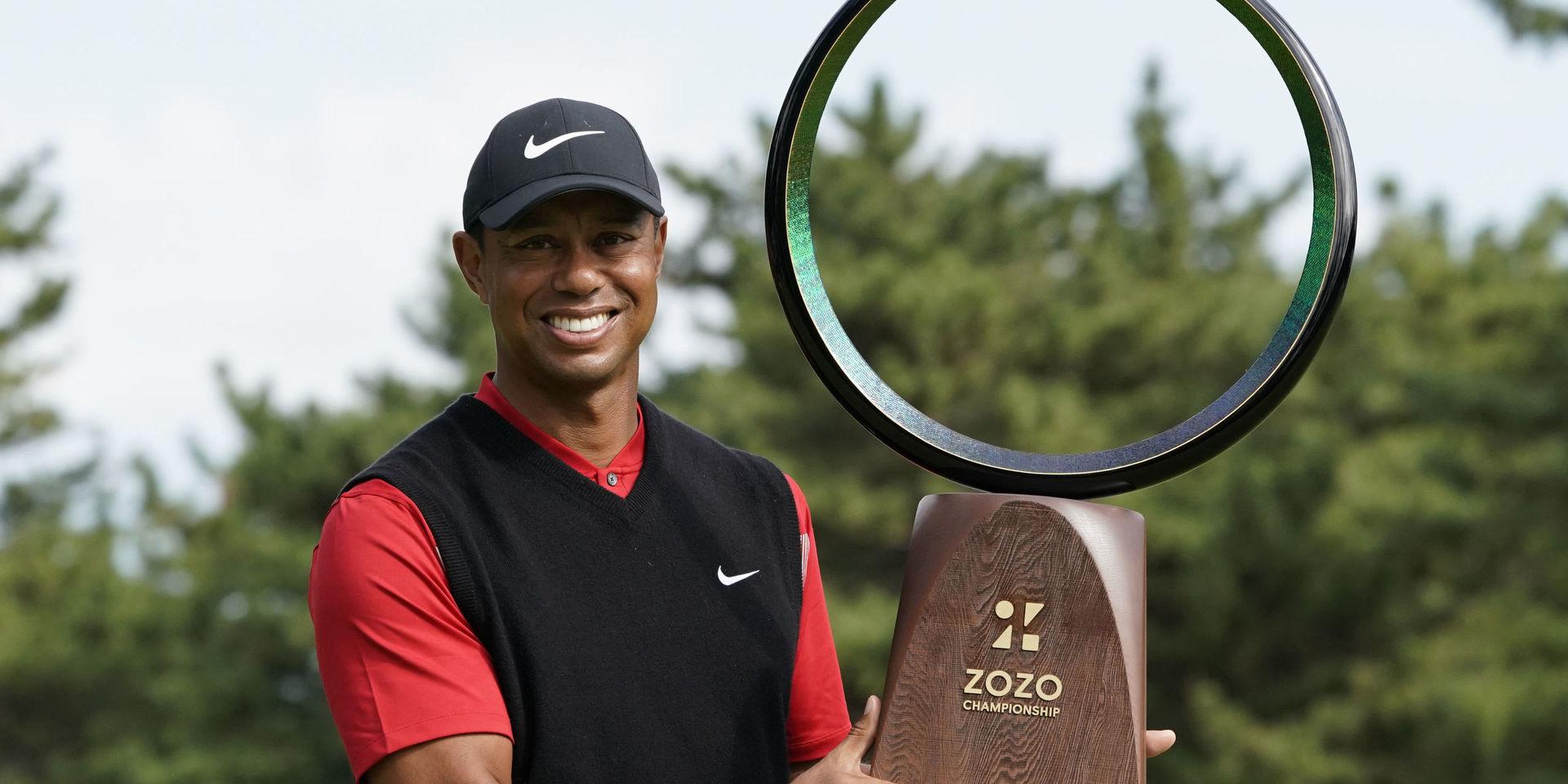 Tiger Woods med pokalen som visar att han vunnit sin 82:a seger på PGA-touren.